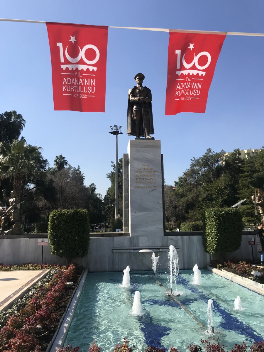 Турция страна истории и чтит своих лидеров и свою культуру. Ровно так же она не принимает чужаков.