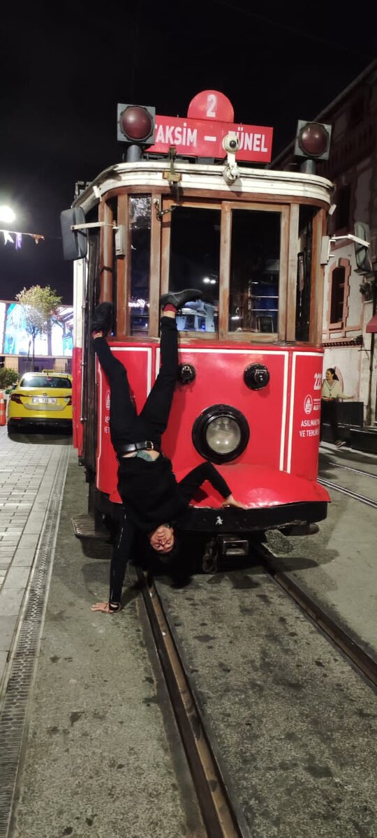 Я на улице Истикляль в Стамбуле. 