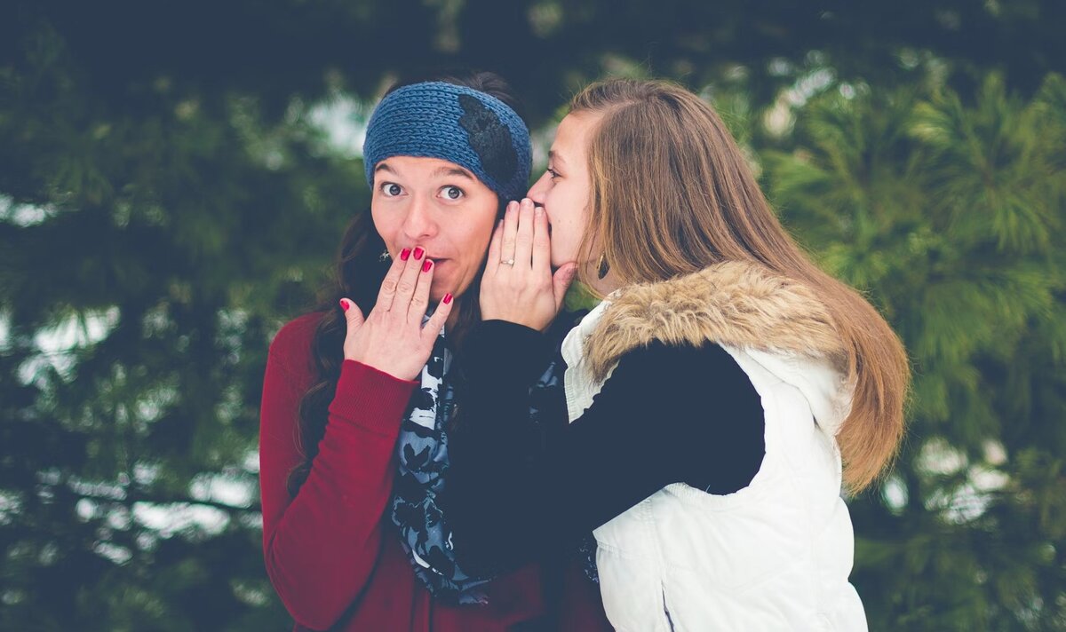 Фотобанк Unsplash: https://unsplash.com/photos/woman-whispering-on-womans-ear-while-hands-on-lips-4Bs9kSDJsdc