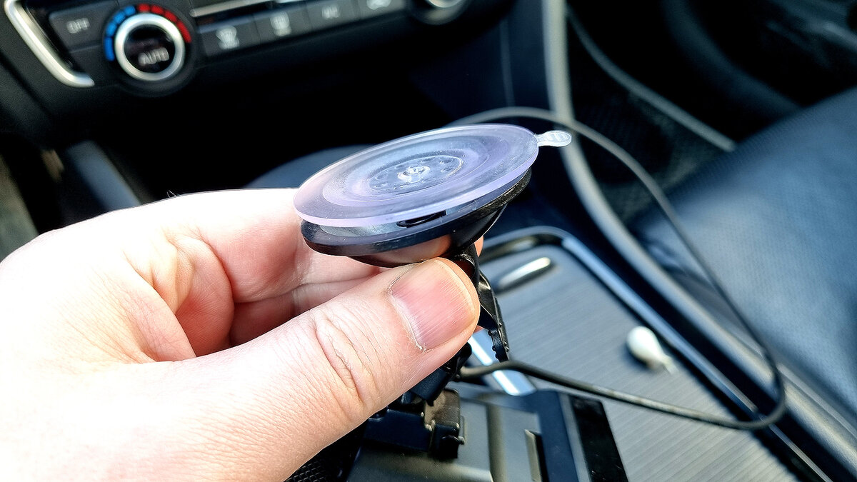 Отваливается присоска от лобового стекла: крепим «навсегда», есть ...