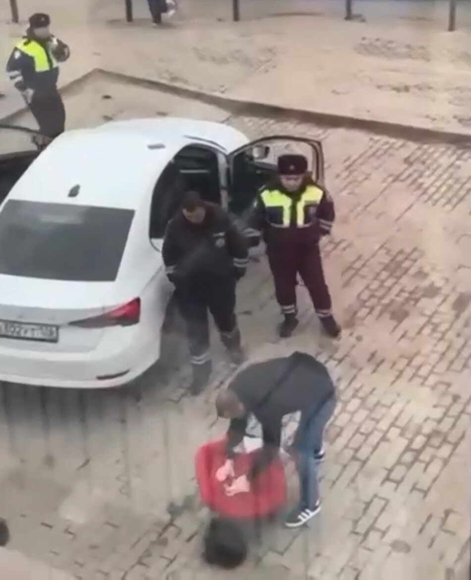 В центре Астрахани группа мигрантов гремела музыкой и громко веселилась. На замечание полиции о том, что «в стране траур», дерзко ответила, «а для нас - это праздник»! Оперативники обуздали этнических подлецов…