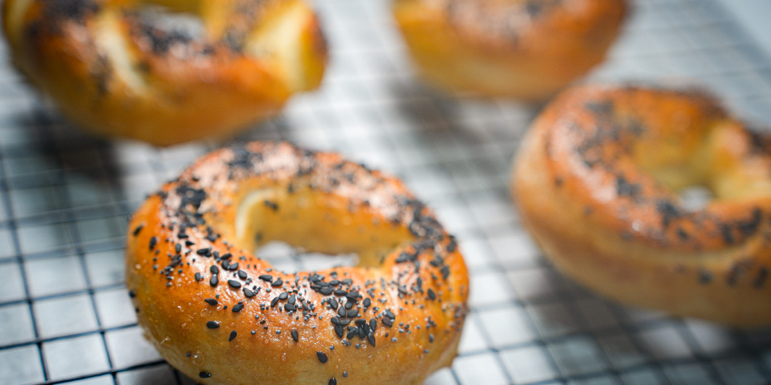 10-летний сын всю неделю пёк эти еврейские бублики. Смотреть на них больше не могу, но как же вкусно!