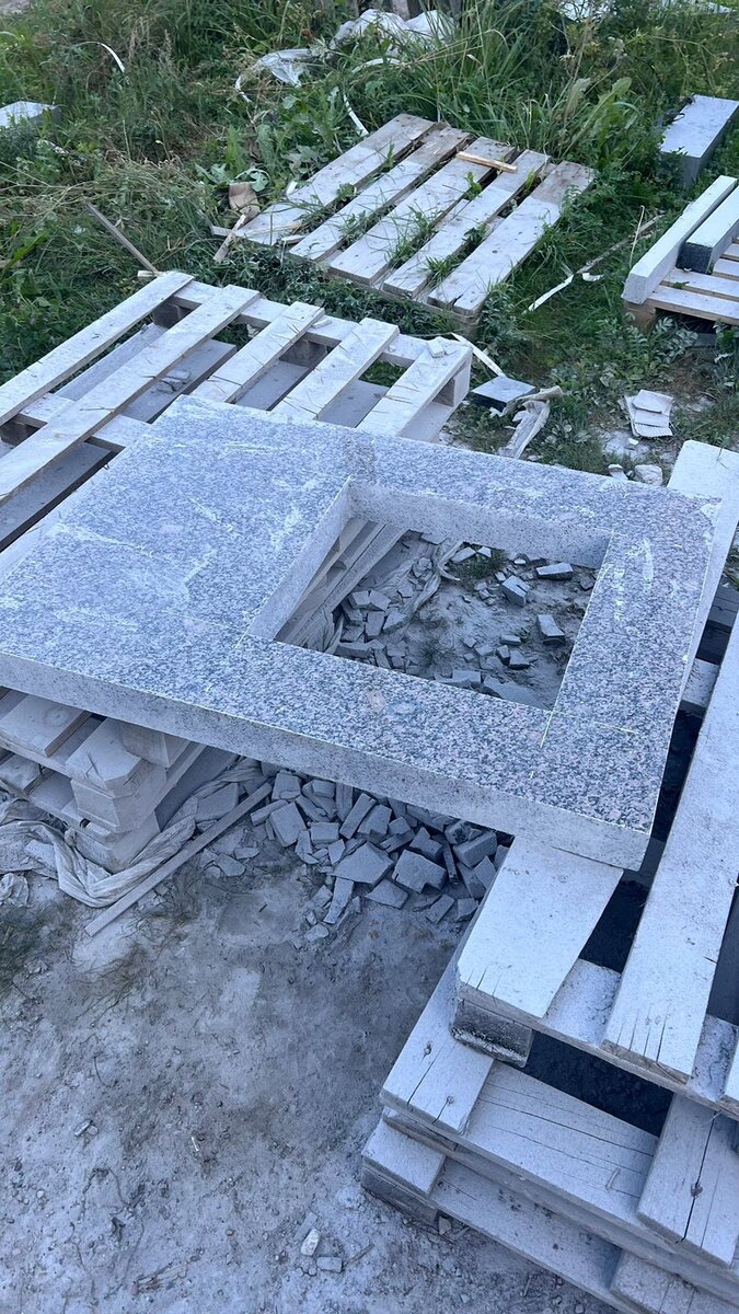 Из слэба выпиливали плиту с отверстием под землю(целиковый цветник)