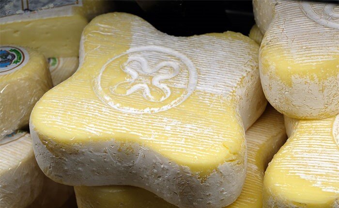 Сыр Роза Камуна, продаваемый на прилавках в Италии