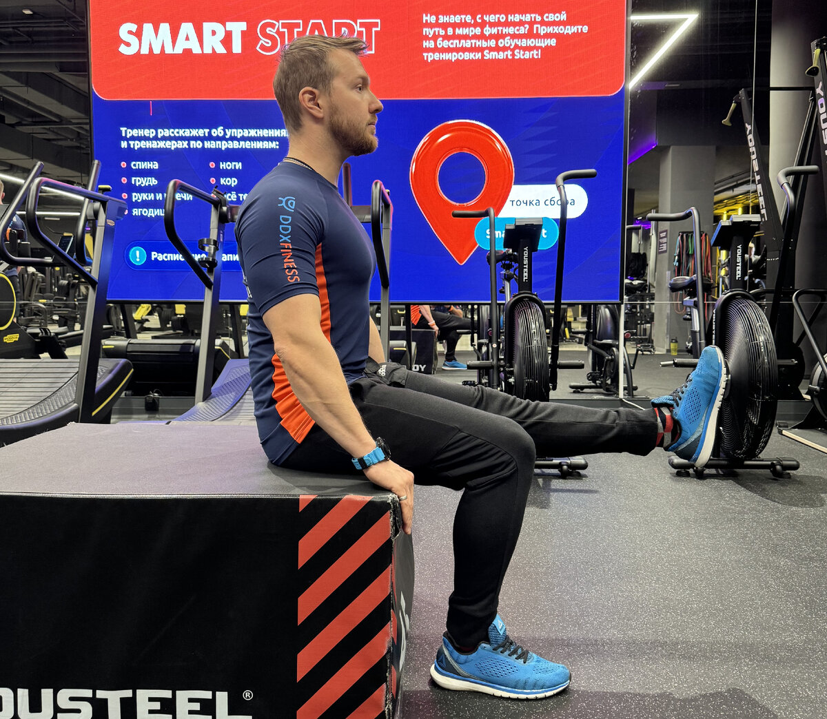 Фитнес-тренер Коркин Игорь Александрович демонстрирует упражнение №1