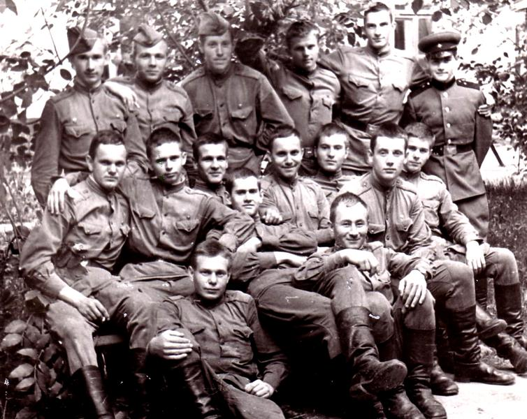 На фото - в/ч в Химки-Ховрино, июль 1968 года. Я - во втором ряду справа, единственный в мундире. Рядом, самый высокий - Лёнька Егоров.