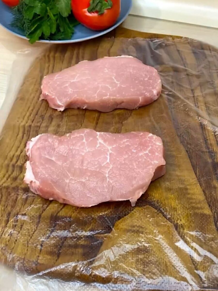 Нарезаю кусочки мяса и отбиваю их