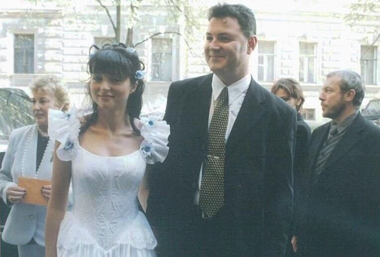 Максим Леонидов старше Анны Банщиковой на 13 лет.