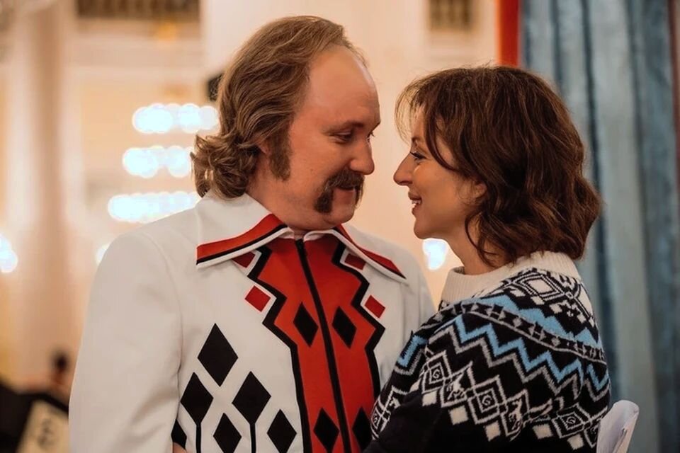 Анна Банщикова в роли Кармальской в сериале про гр. "Песняры", который называется "За полчаса до весны".