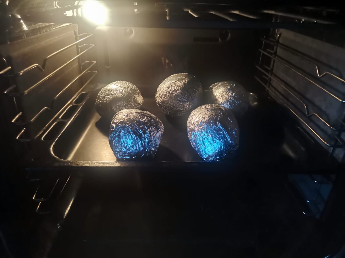 Картофель запекается в духовке