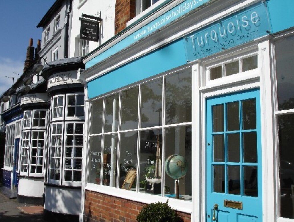 Джойс сталкивается с Томом возле магазина Causton Music в эпизоде «Смерть в хоре».