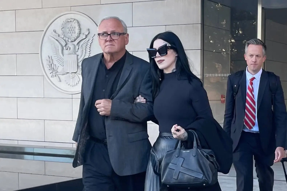 Кэт Фон Д с отцом выходит из зала суда.