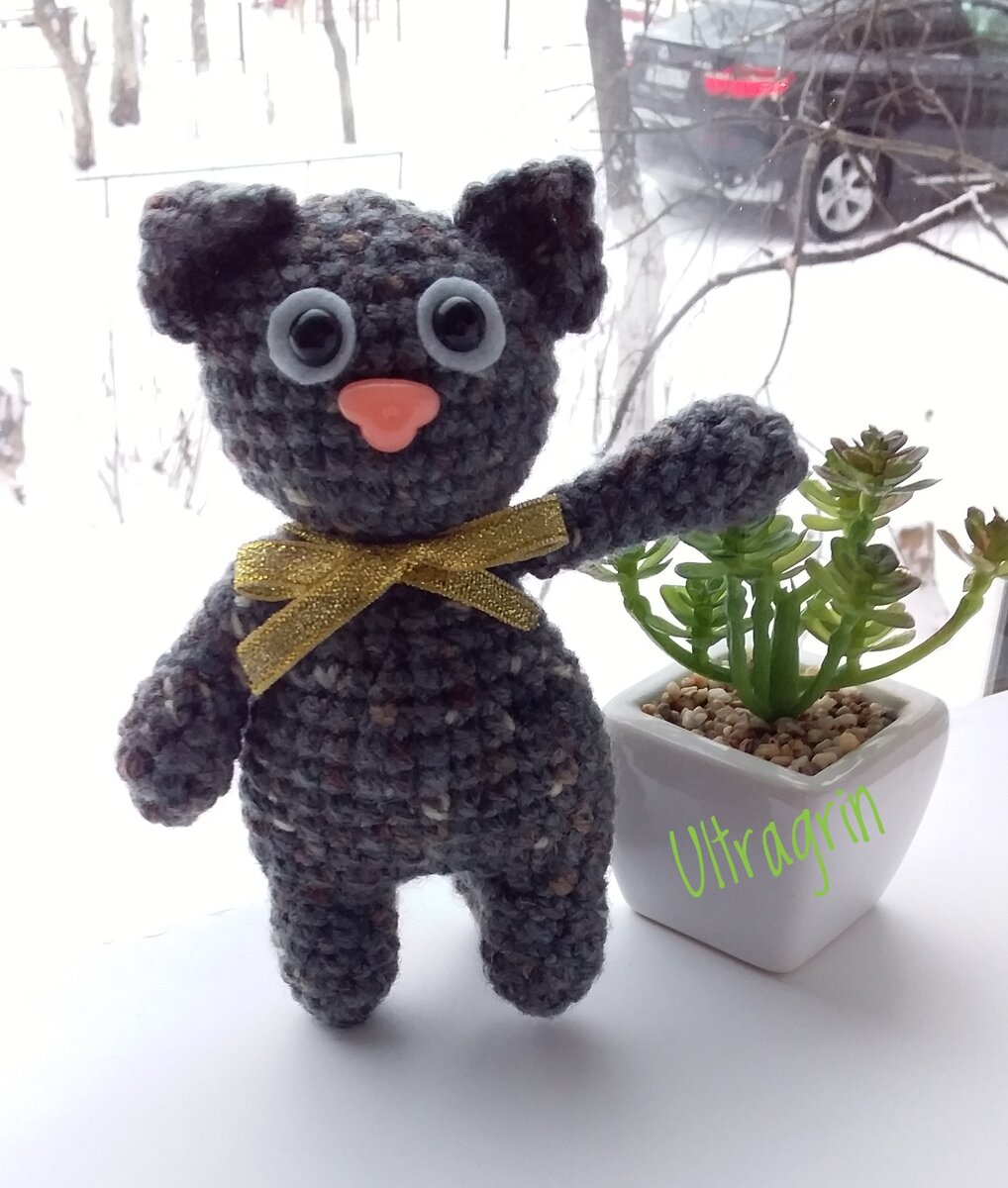 Котёнок из серой пряжи.