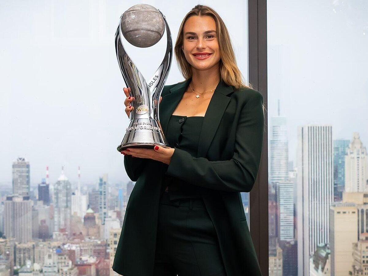    Теннисистка Арина Соболенко с призом первой ракетки мира WTA© Фото : Пресс-служба WTA