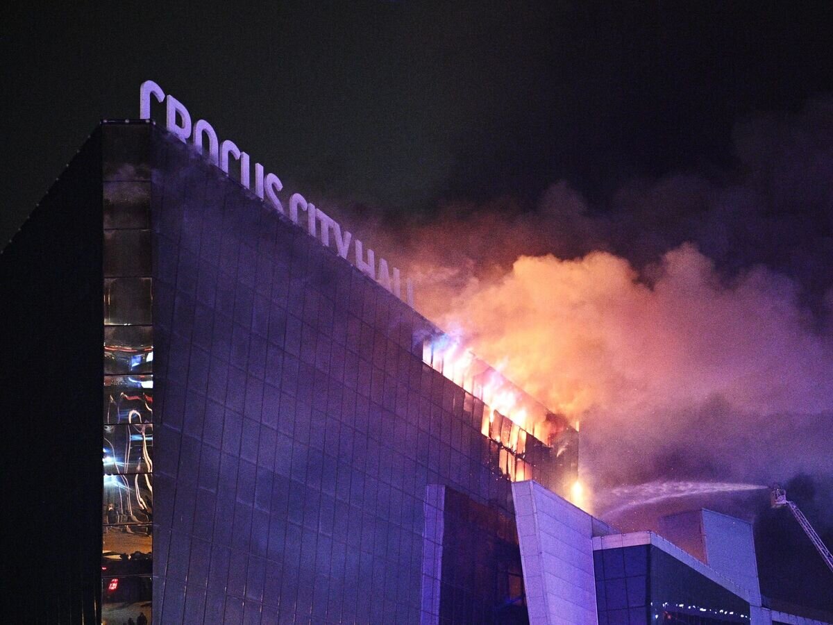    Пожарные тушат горящую крышу концертного зала "Крокус Сити Холл", где произошла стрельба© РИА Новости / Сергей Бобылев