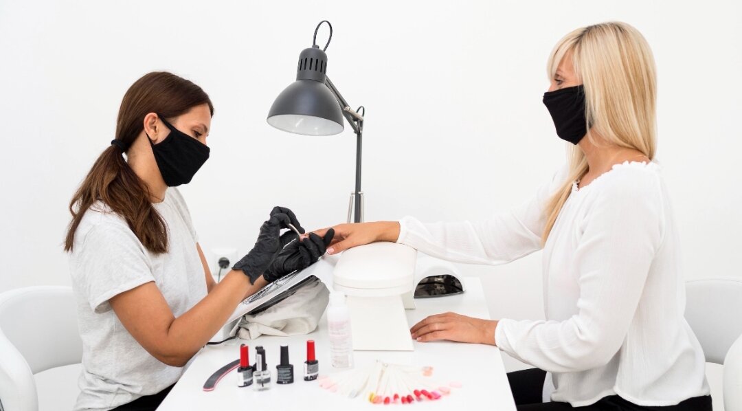 <a href="https://ru.freepik.com/free-photo/side-view-beauty-nail-worker-wearing-face-mask-and-gloves_10358875.htm#fromView=search&page=1&position=24&uuid=f312aa00-366c-4db0-9a10-eb563e04b8e2">Изображение от freepik</a>