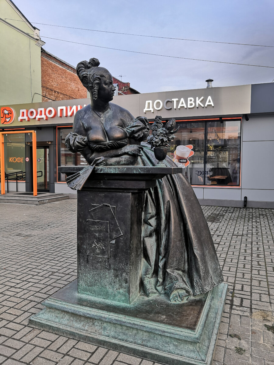 Гордо стоит одна на пешеходной улице