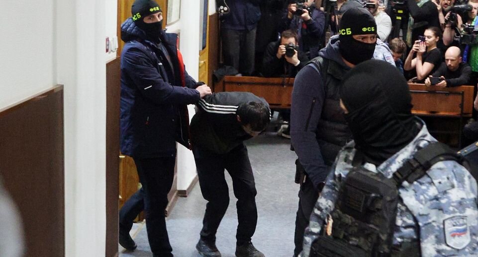    Одного из подозреваемых заводят в зал суда. Фото: Alexey Belkin / Global Look Press