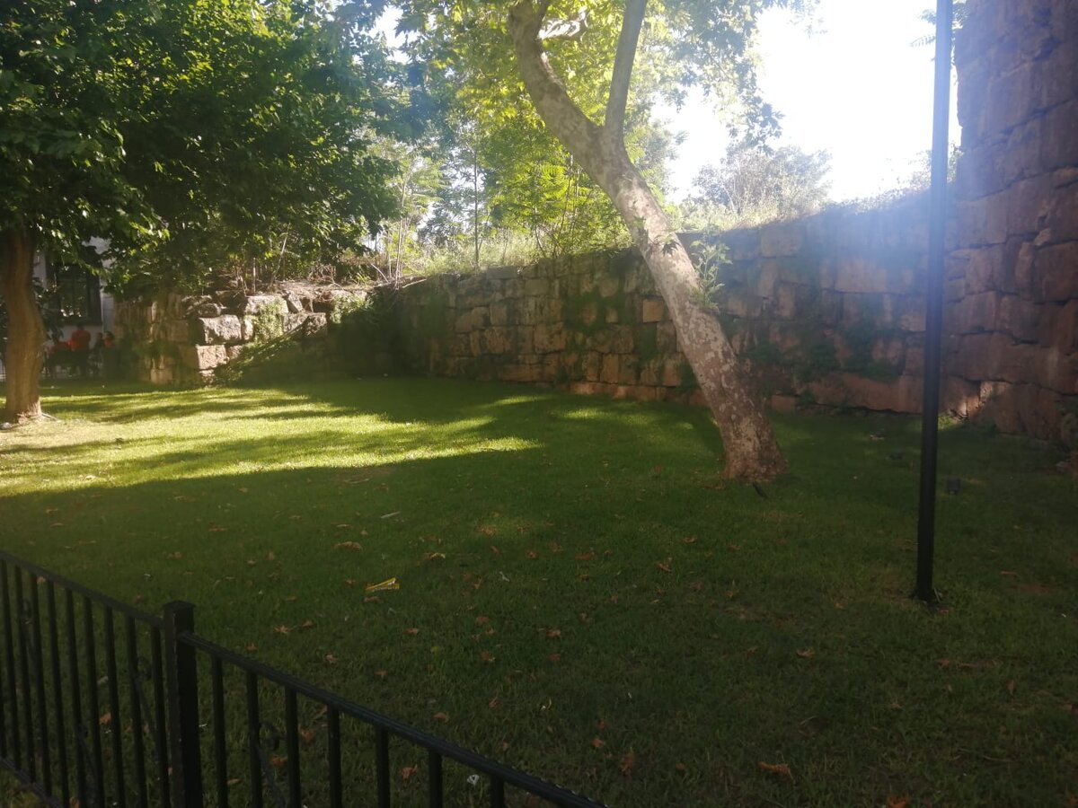 Прекрасный зеленый уголок около ворот Адриана