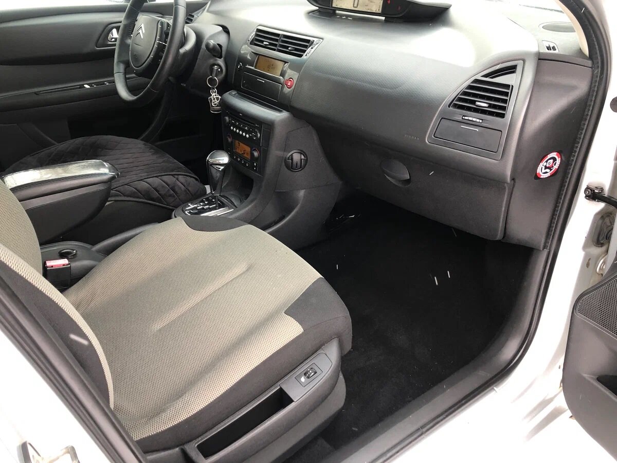 В салоне уютно, но он тесноват во всех отношениях.