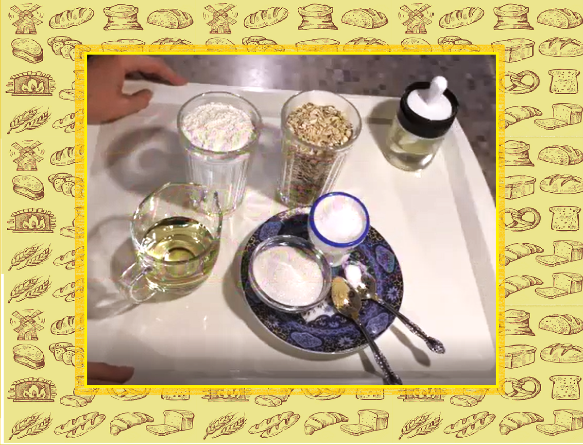 На фото очень незатейливый и  очень бюджетный состав продуктов для постных овсяных блинов.