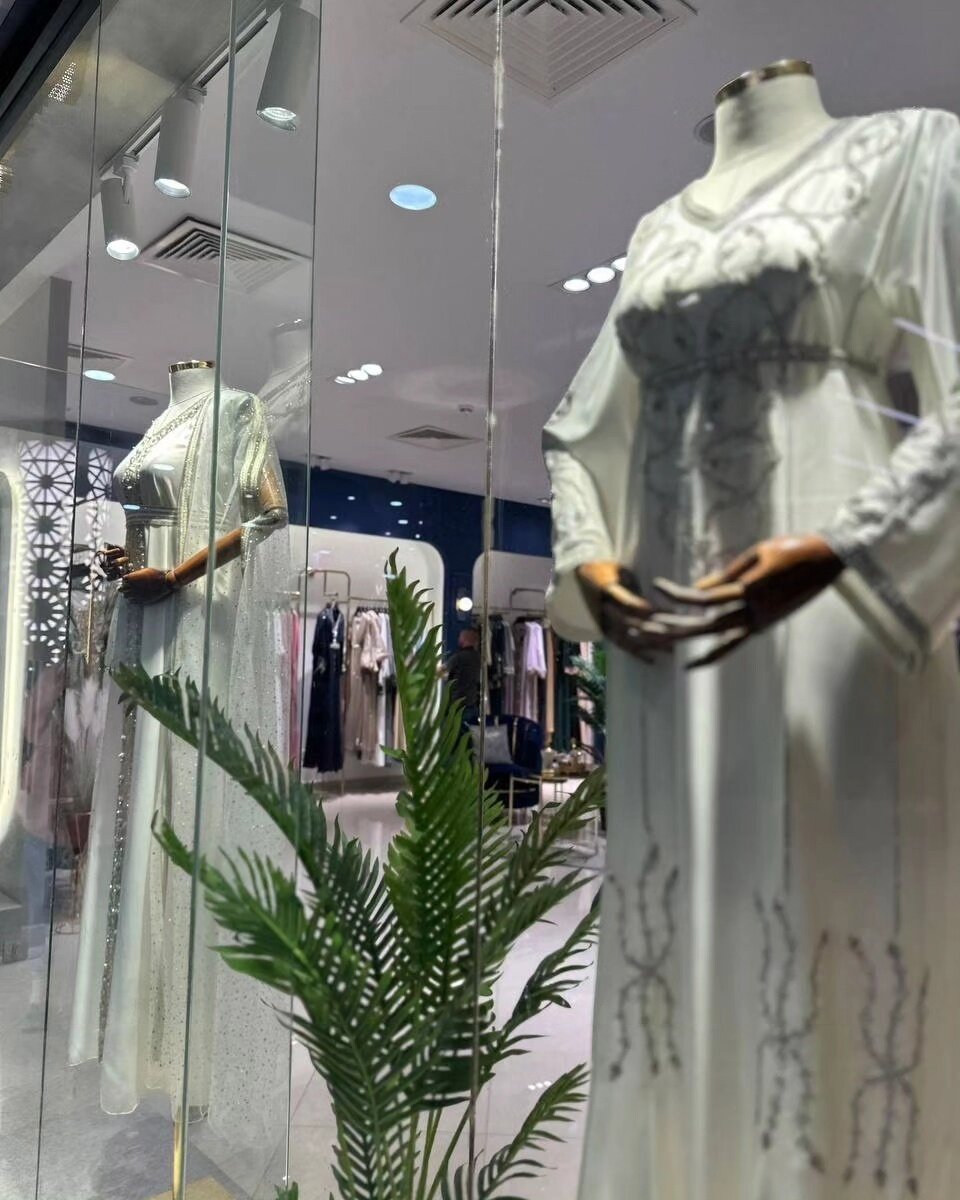 Бутик дорогой одежды местного стиля точно не то, что представляешь себе, когда слышишь слово Ливия! Меж тем, изменения там довольно существенные. И по словам очевидцев, чем-то напоминают стремительно меняющийся  разрушенное боевыми действиями русский город на берегу Азовского моря ;)