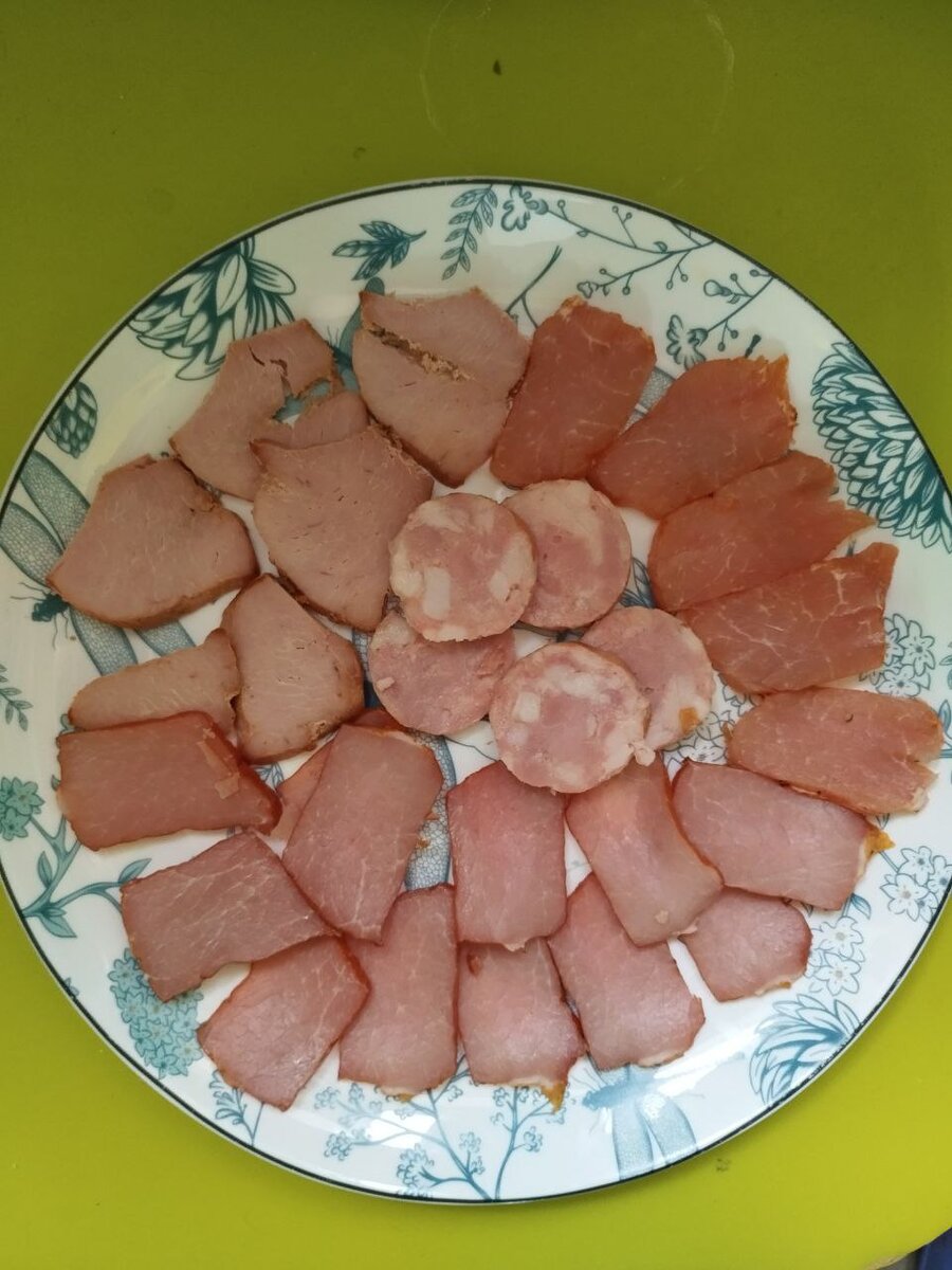 Это готовая продукция моей любимой сети мясных магазинов. Они сами делают большой ассортимент колбас и готового мяса. И цены очень демократичные