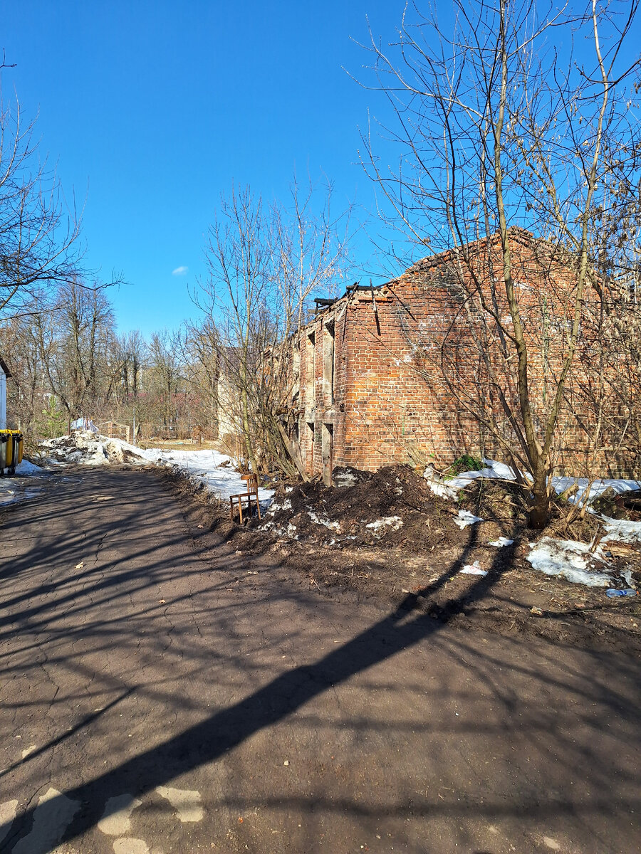 Просто развалины в городе, около которых стоит стул.