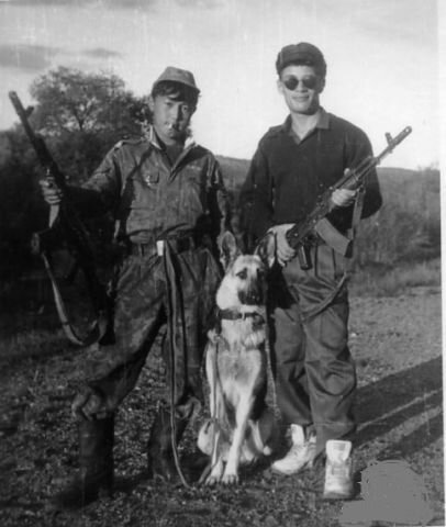 Узнали автора на фотографии? Отобрал автомат у пограничника и собаку впридачу ещё))) 1995г. 