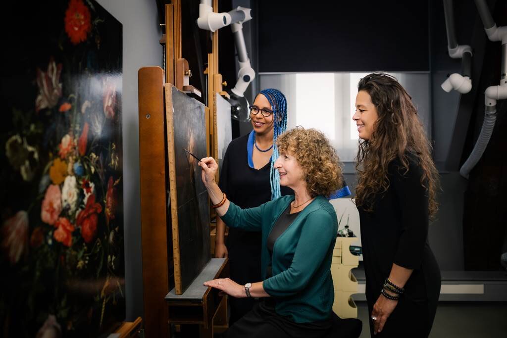 Знакомьтесь, мои коллеги, волшебницы микроскопа и скальпеля: Кэрол Потташ (сидит за мольбертом), Сабрина Мелони (стоит за ее спиной) и Эбби Вандивер (девочка с голубыми волосами)))).