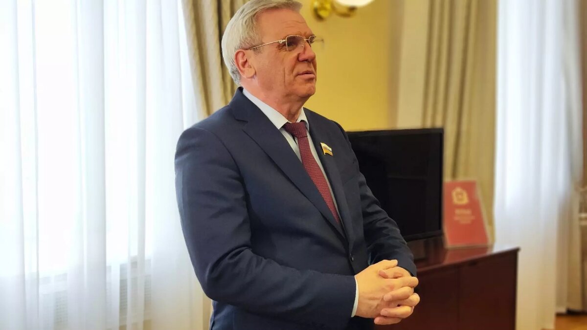     Спикер ЗСНО Евгений Люлин считает, что в вузах нужно вводить практику целевого набора будущих учителей для борьбы с кадровым дефицитом. На эту тему он высказался в личном Telegram-канале.