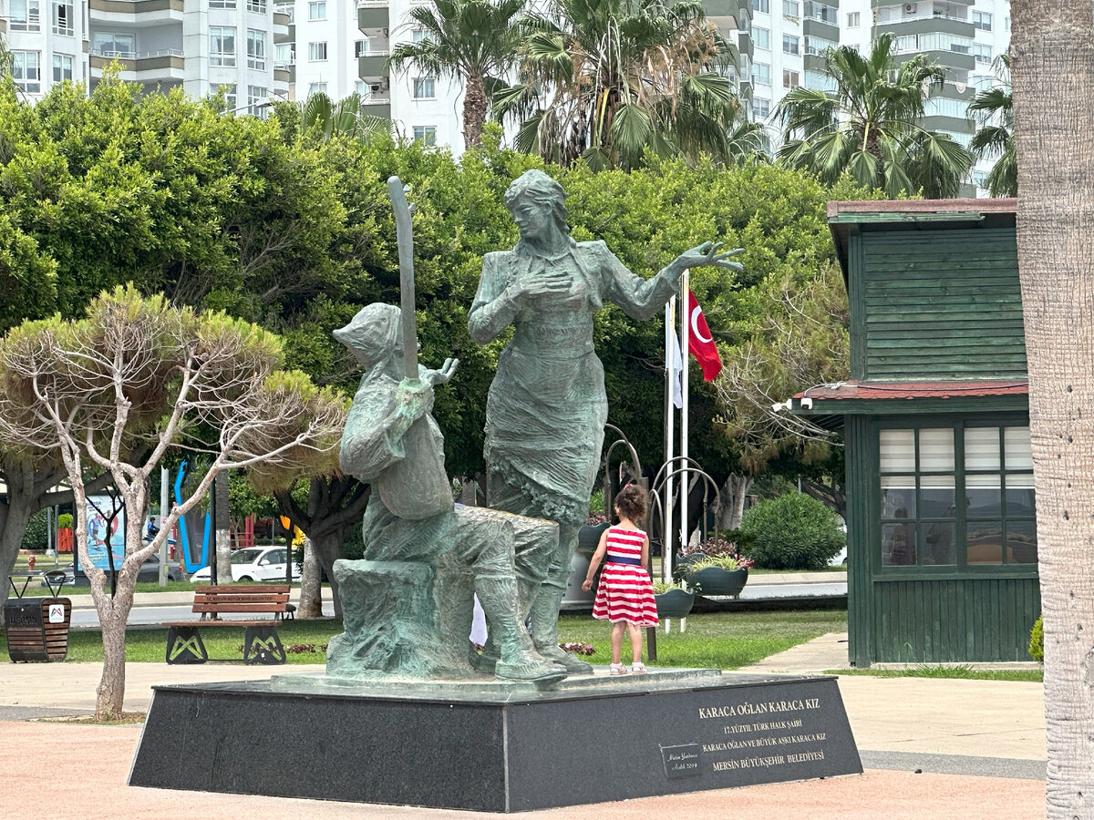 На набережной есть места для отдыха - здесь турки с семьями и друзьями располагаются на пикник. Есть библиотека! Видно. что горожане с удовольствем проводят время здесь. Особенно много людей вечером, мы еще вернемся к ней. 