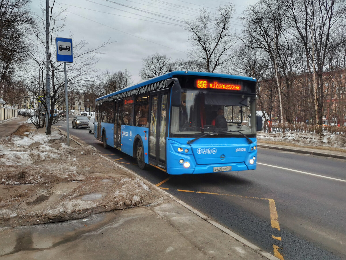 Затем я сфотографировал автобус 800-го маршрута, который ехал в обратную сторону - к метро "Полежаевская". На маршруте автобус 192128 ЛиАЗ-5292 на улице Академика Курчатова. Немного размытивизм, ибо утро и хмуро.