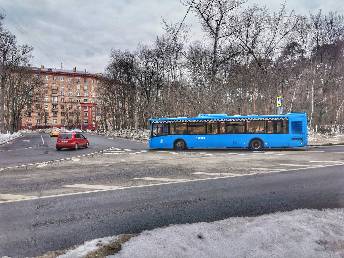 Собственно, я пошёл на остановку автобуса № 460, чтобы на нём доехать до МЦД "Стрешнево". А пока шёл - сделал вот снимок как автобус 192525 ЛиАЗ-5292 на маршруте № 800 поворачивает с улицы Академика Курчатова на площадь Академика Курчатова.