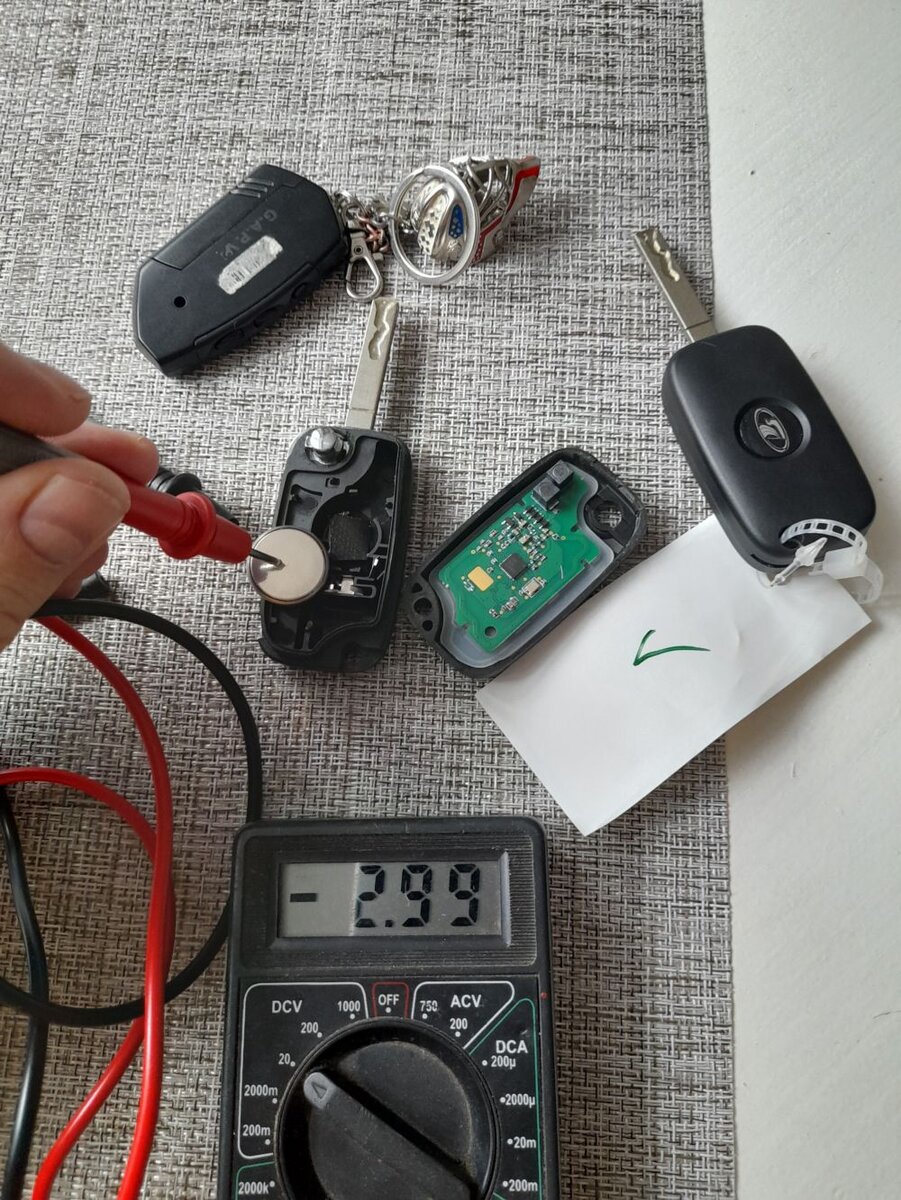 Замер напряжения старой батарейки ключи Lada Vesta NG 