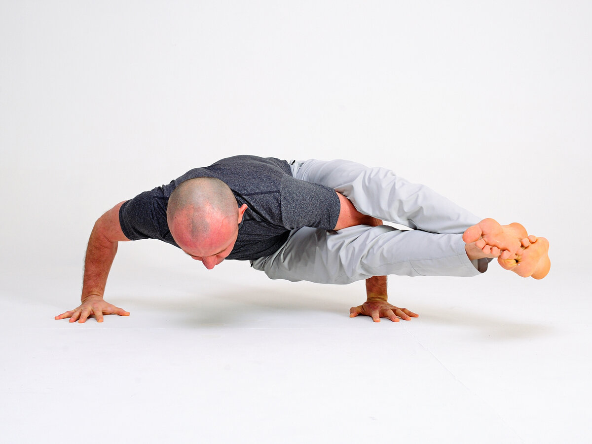 Аштавакрасана - поза восьми углов, сочетающая силу, баланс и гибкость