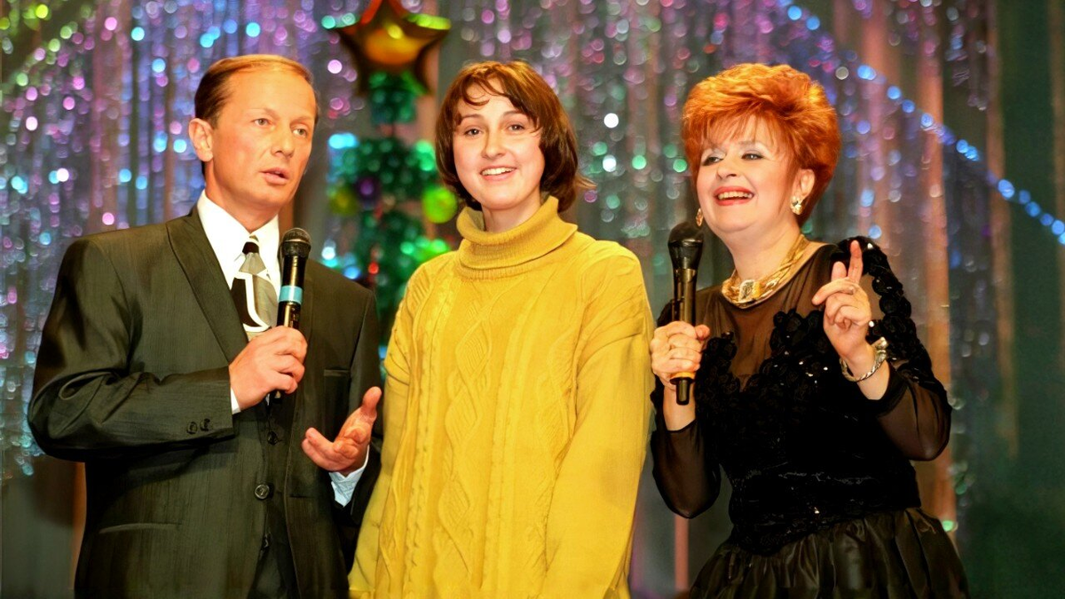 Писатель-сатирик Михаил Задорнов с ведущей телепрограммы "Аншлаг" Региной Дубовицкой (справа) во время записи программы, Центральный концертный зал "Россия", конец 90-х