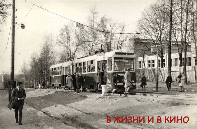 Фотографий участников истории нет. В качестве примера фото трамваев и пассажиров из СССР. Общественное достояние