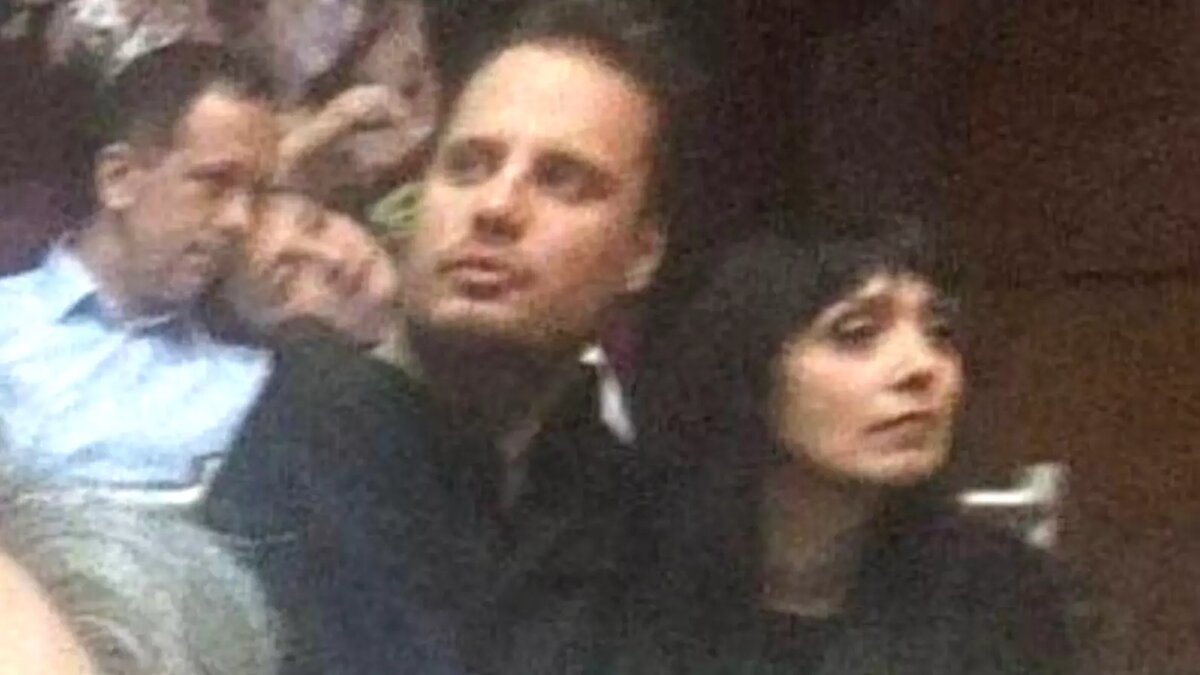     Когда в «Крокусе» стали стрелять, девушка пыталась вывезти Максима из концертного зала. Но они застряли на первом лестничном пролете: в здании не было пандусов. Тогда она просто села к любимому в ноги: будь что будет. Террорист расстрелял инвалида в упор — падая, Максим накрыл Наталью своим телом.