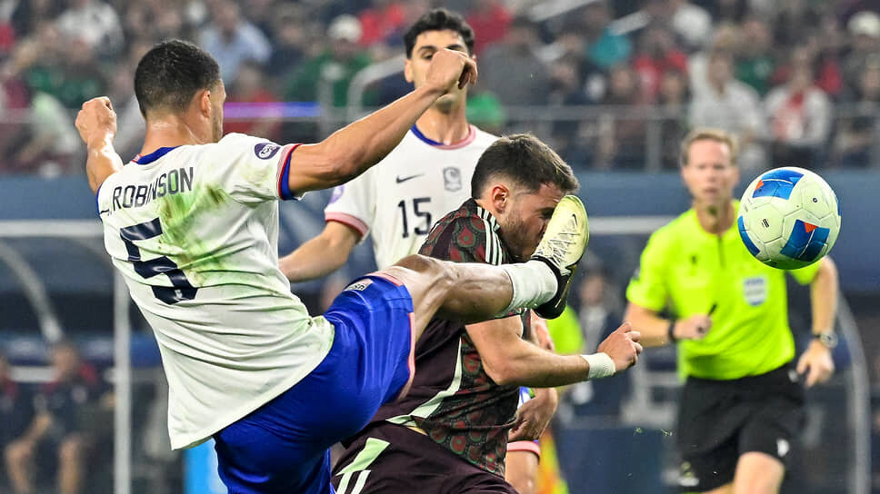 Фото: Reuters📷Фрагмент финала Лиги наций CONCACAF: защитник сборной США Энтони Робинсон отбивает мяч