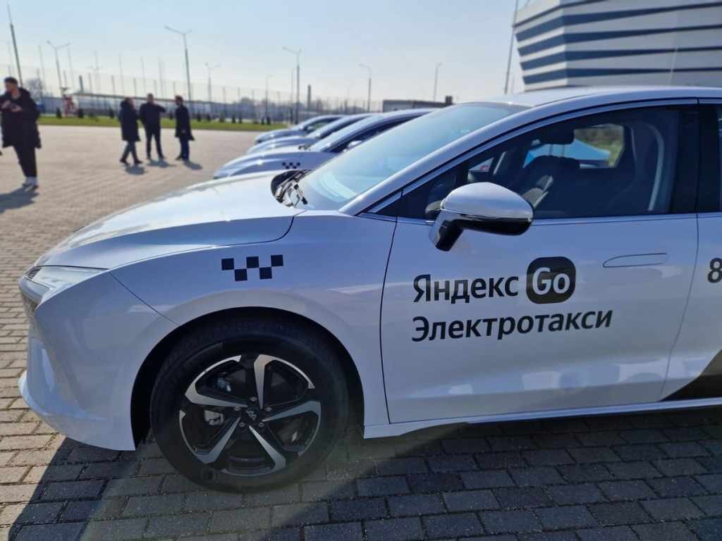    электромобили АМБЕРАВТО А5 в “Яндекс такси” в Калининграде