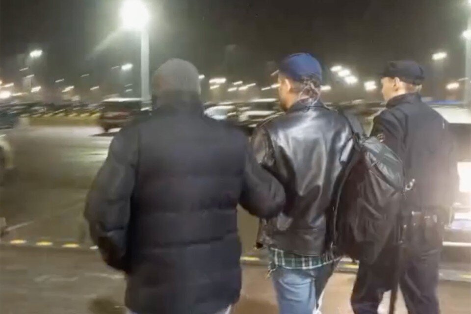    Художника Конашенка задержали в Пулково за издевательства над жертвами теракта в «Крокусе».