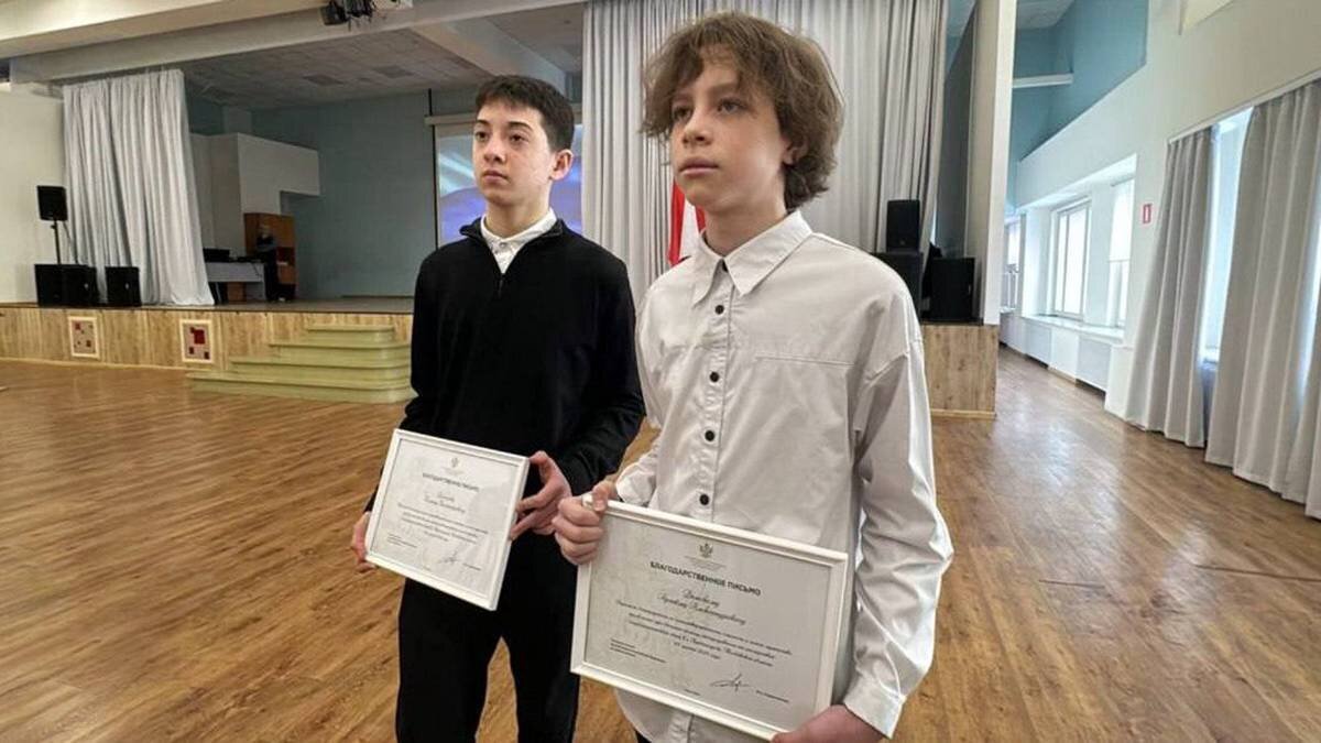    Школьники Ислам Халилов и Артем Донсков (слева направо) с благодарностями за «самоотверженность, смелость, личное мужество, проявленные при оказании помощи пострадавшим» / Фото: Telegram / Новости Москвы