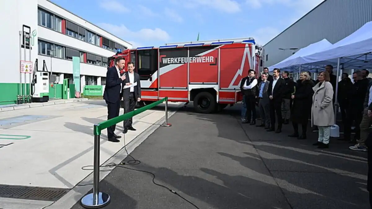 Фото: deutzuk.com / Deutz AG Открытие новой заправки HVO на площадке завода Deutz AG в Германии