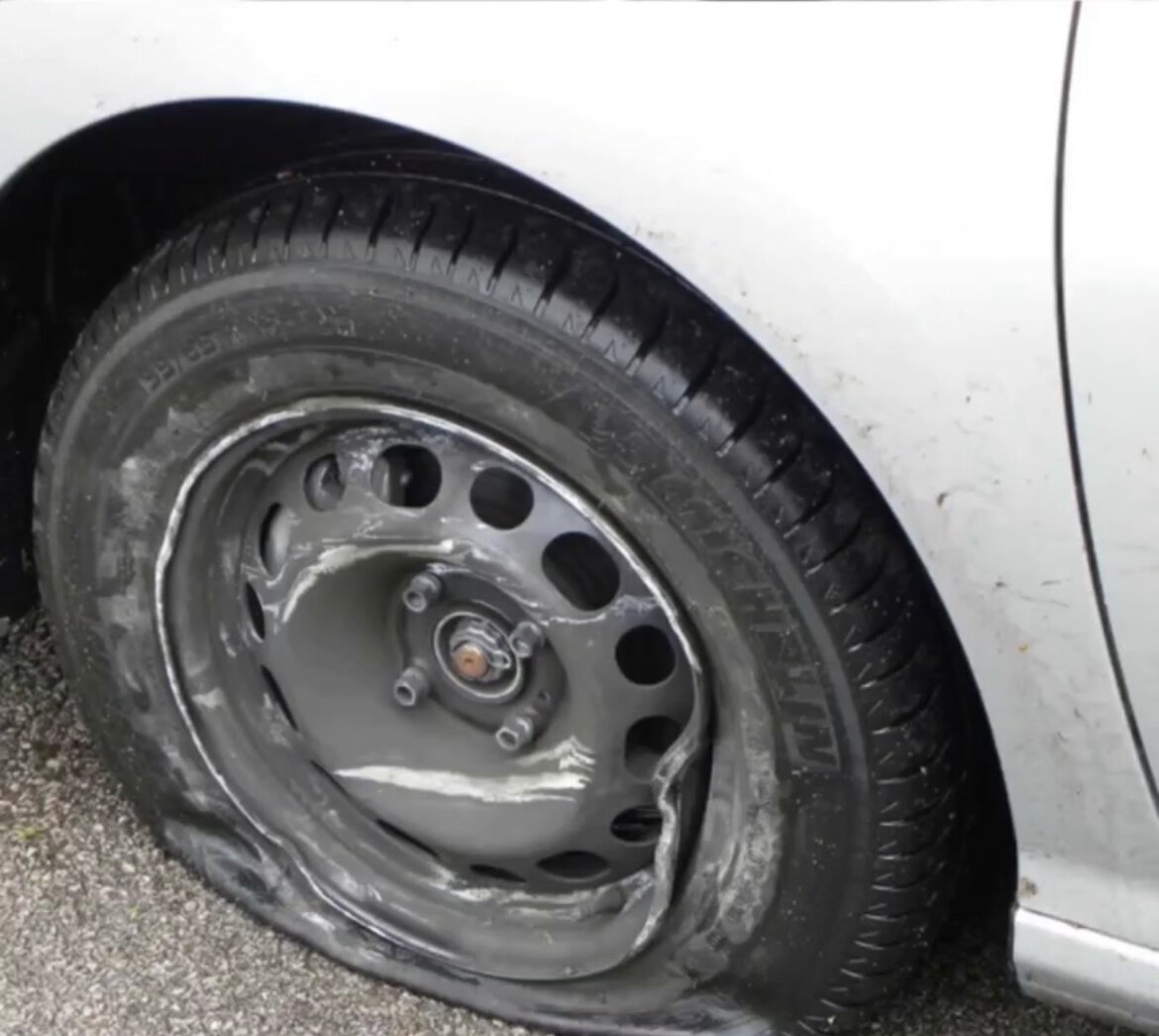 Как бьют колеса. Как бьют колеса. Как бьют колеса. Накаченное колесо. Взорвалась шина.