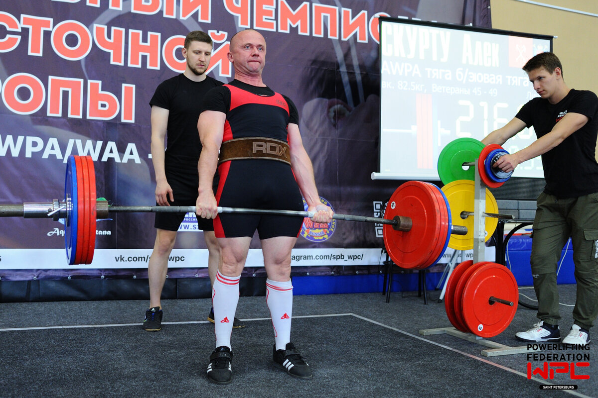 4 года назад побил рекорд Европы в своей возрастной категории - 216 кг