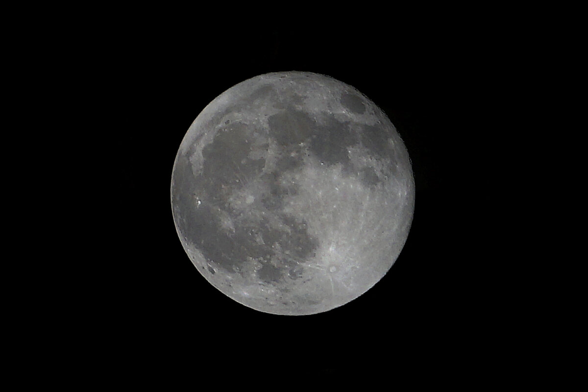 Луна вечером 25 марта 2024 года, фото автора