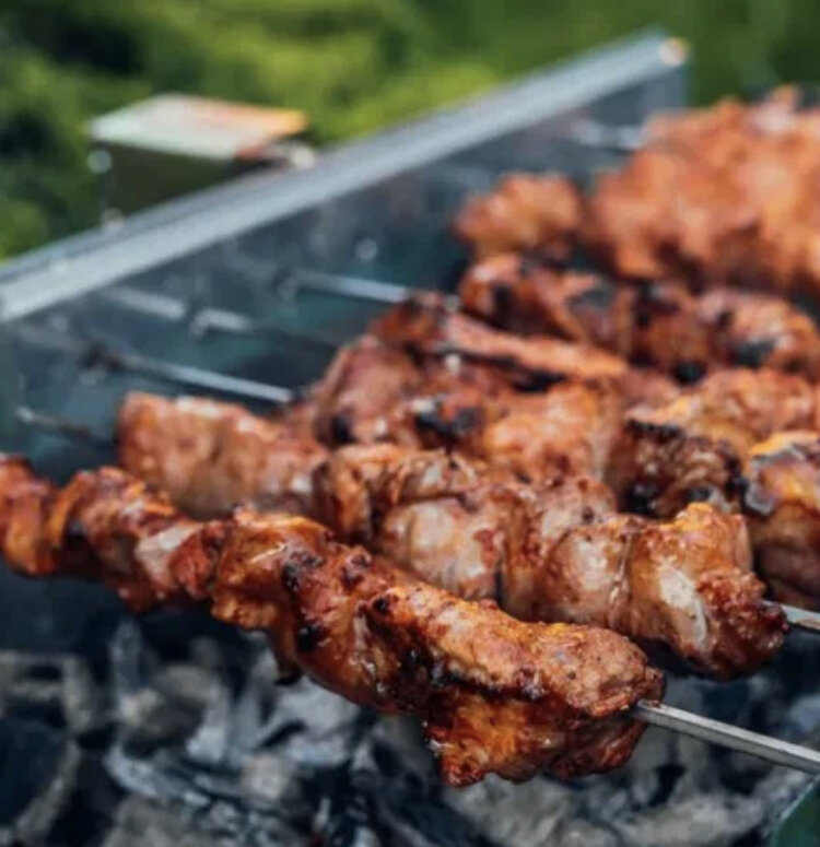 шашлык в помидорном маринаде. какой маринад шашлыка. шашлык свинина. вкусный шашлык из курицы. маринованное мясо.