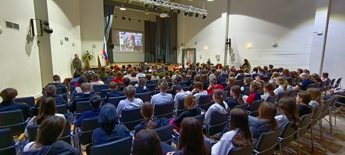 Школьники Гурьевского муниципалитета смотрят видеообращение Геннадия Юшкевича к участникам проекта "Первые в логове врага".