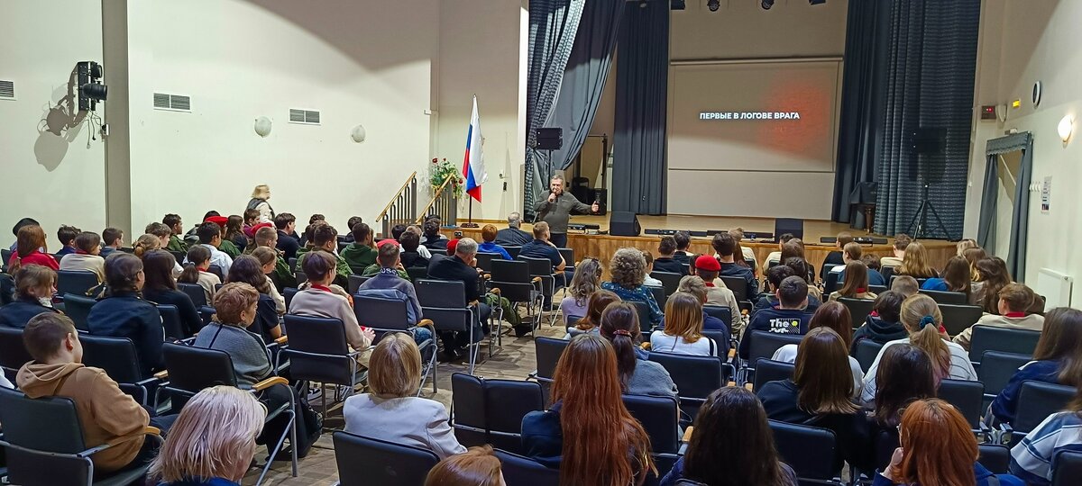 Директор фонда "ИСТОК" Виктор Медведев рассказывает школьникам о проекте.